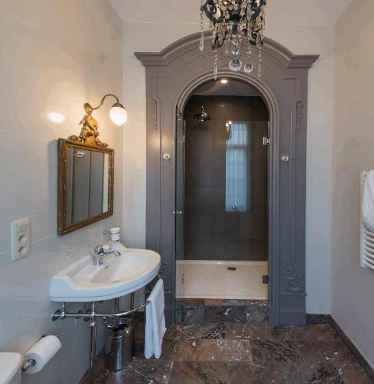 اتاق استاندارد, Louise Sur Cour