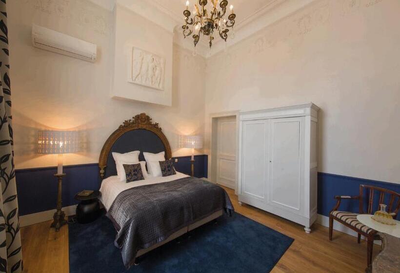 سوییت سوپریور, Louise Sur Cour