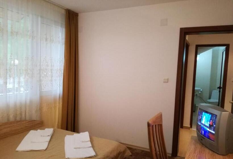 דירת שני חדרים עם מרפת, Blyan Family