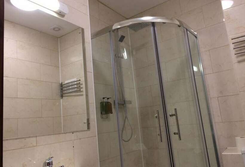 デラックストリプルルーム, Crosshill House