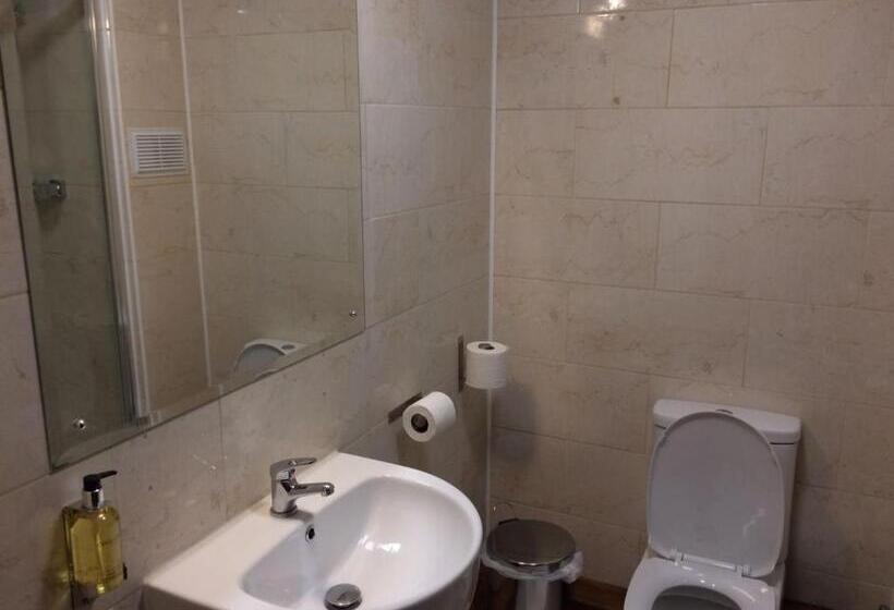 デラックストリプルルーム, Crosshill House