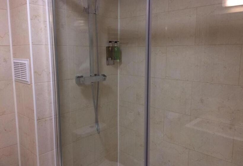 デラックストリプルルーム, Crosshill House