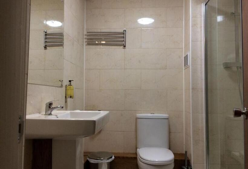 デラックストリプルルーム, Crosshill House