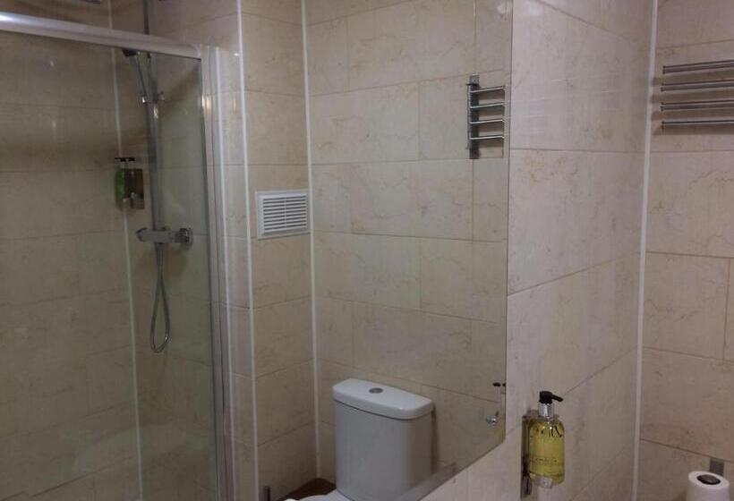 デラックストリプルルーム, Crosshill House