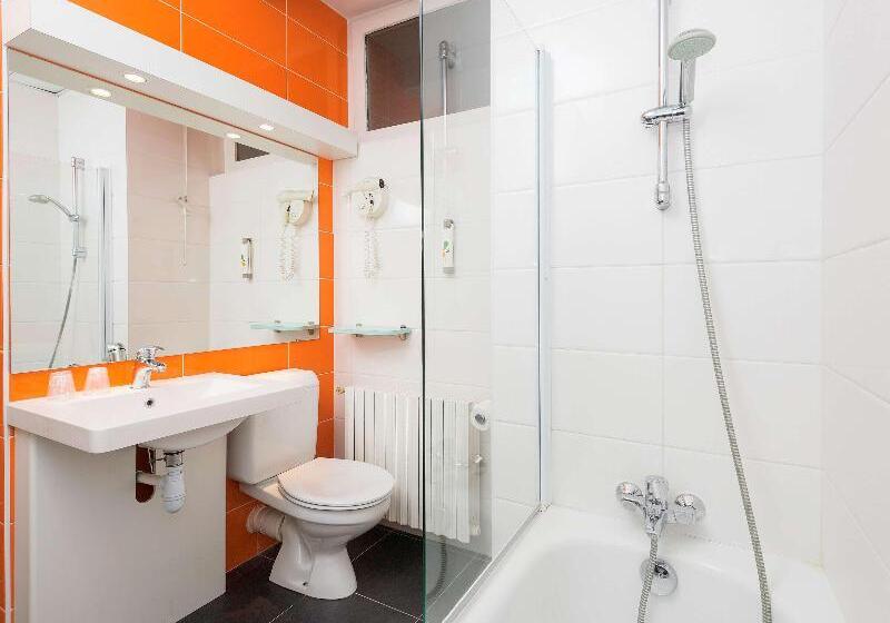 デラックストリプルルーム, Crosshill House