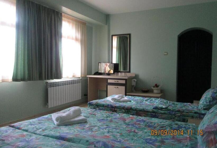 اتاق استاندارد سه نفره, Family Hotel Emaly Green