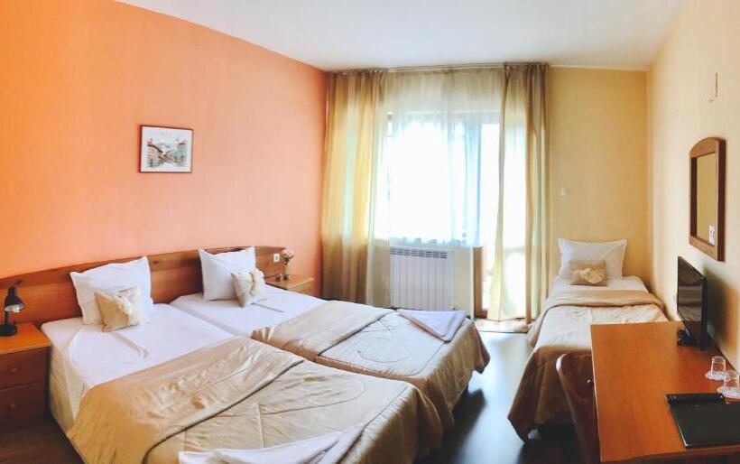 غرفة قياسية ثلاثية مزودة بشرفة, Pirina Club