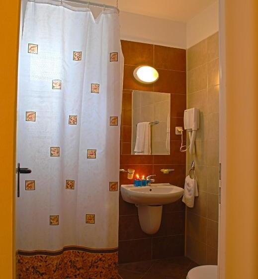 غرفة قياسية ثلاثية مزودة بشرفة, Pirina Club