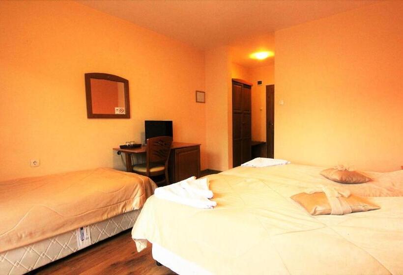 غرفة قياسية ثلاثية مزودة بشرفة, Pirina Club