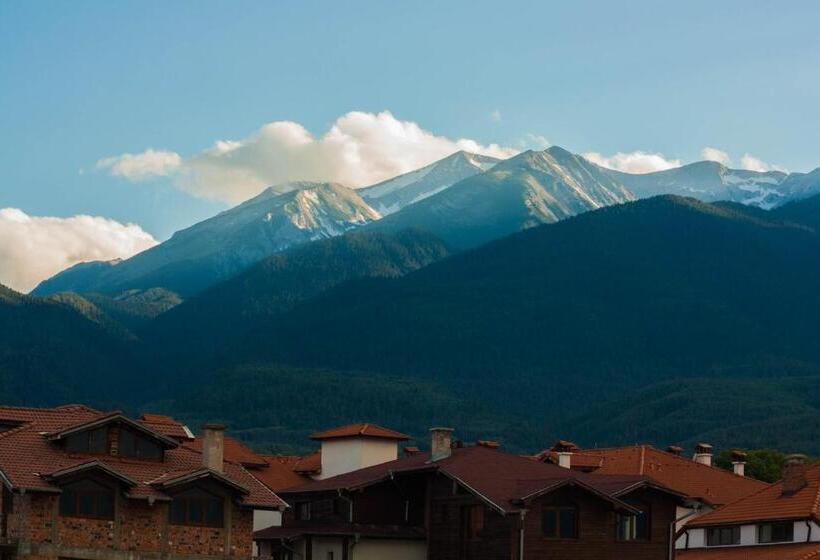 غرفة قياسية رباعية مزودة بشُرفة, Pirina Club