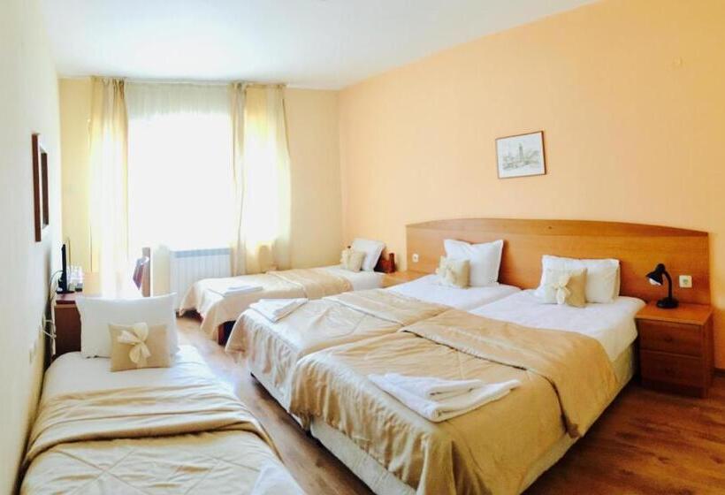 غرفة قياسية رباعية مزودة بشُرفة, Pirina Club