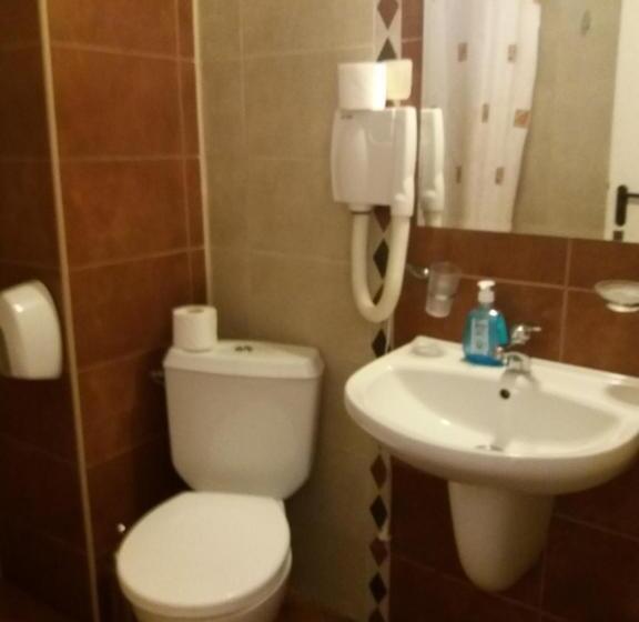 غرفة قياسية رباعية مزودة بشُرفة, Pirina Club