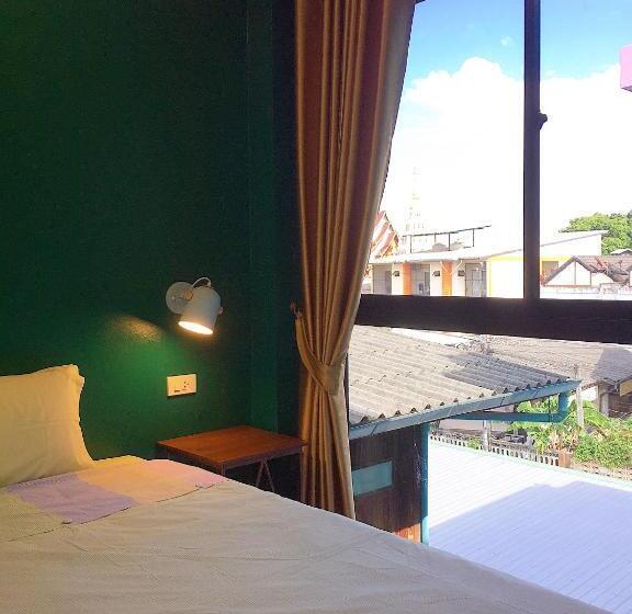 غرفة قياسية مطلّة علي حمام السباحة, Chor Chang House