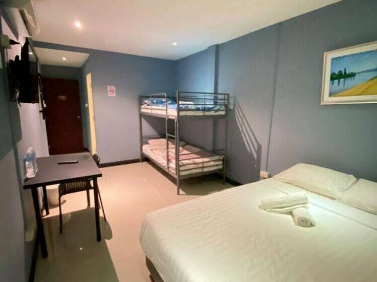 اتاق استاندارد چهار تخته, The Little Pig Sukhumvit