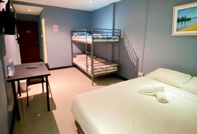 اتاق استاندارد چهار تخته, The Little Pig Sukhumvit