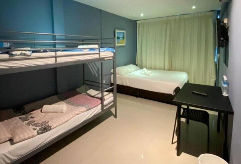 اتاق استاندارد چهار تخته, The Little Pig Sukhumvit