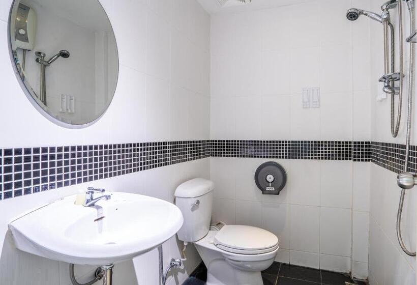 اتاق استاندارد چهار تخته, The Little Pig Sukhumvit