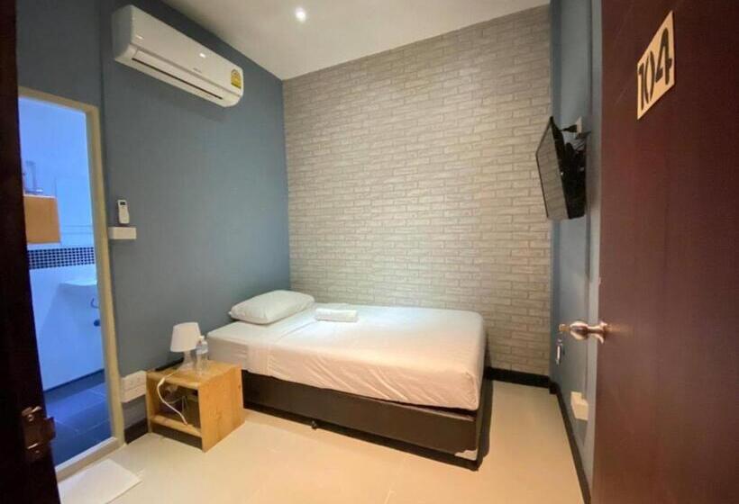 اتاق استاندارد یک نفره, The Little Pig Sukhumvit