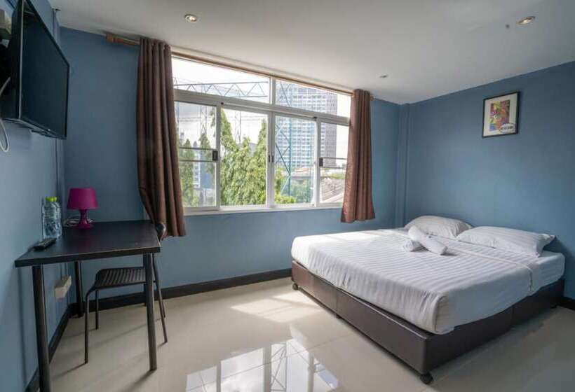 Quarto Estandar, The Little Pig Sukhumvit