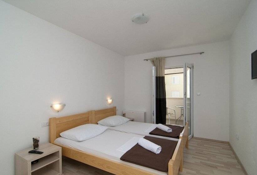 اتاق لوکس با بالکن و چشم‌انداز دریا, Villa Juraj