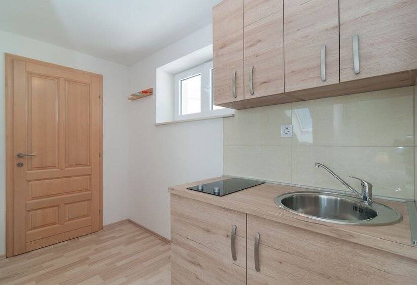 اتاق لوکس با بالکن و چشم‌انداز دریا, Villa Juraj