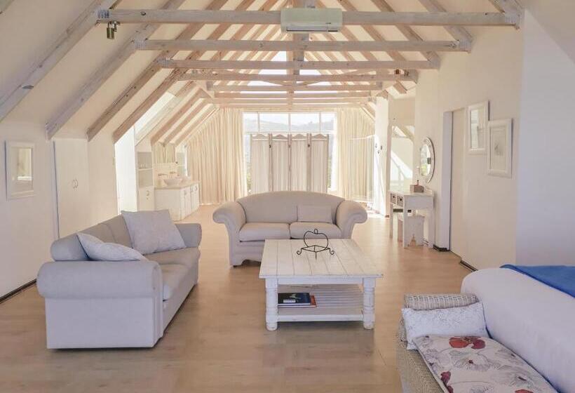 سوییت, Whales Way Ocean Retreat