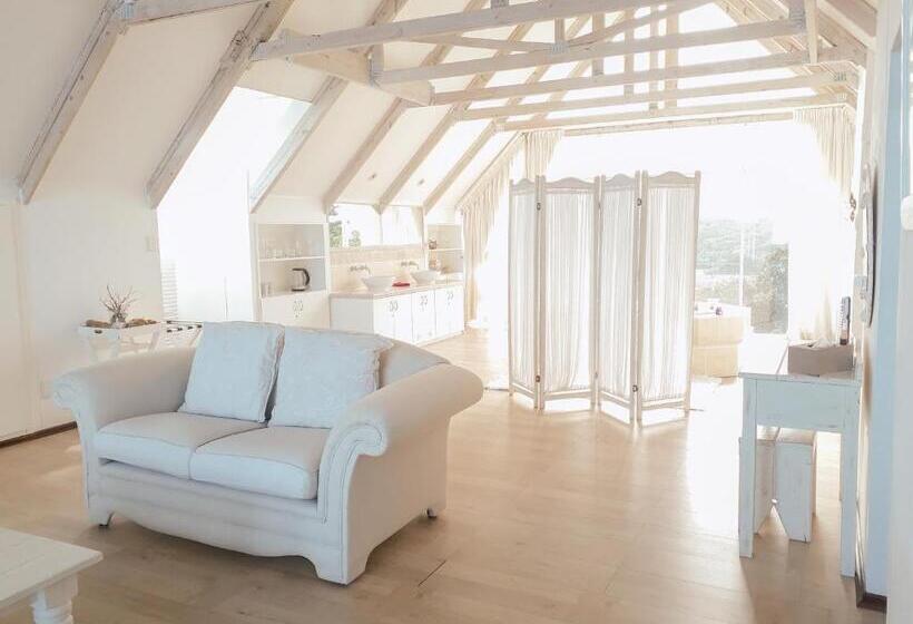 سوییت, Whales Way Ocean Retreat