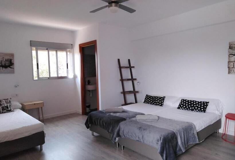 غرفة قياسية ثلاثية, Aqua House