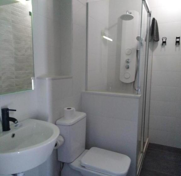 غرفة قياسية ثلاثية, Aqua House