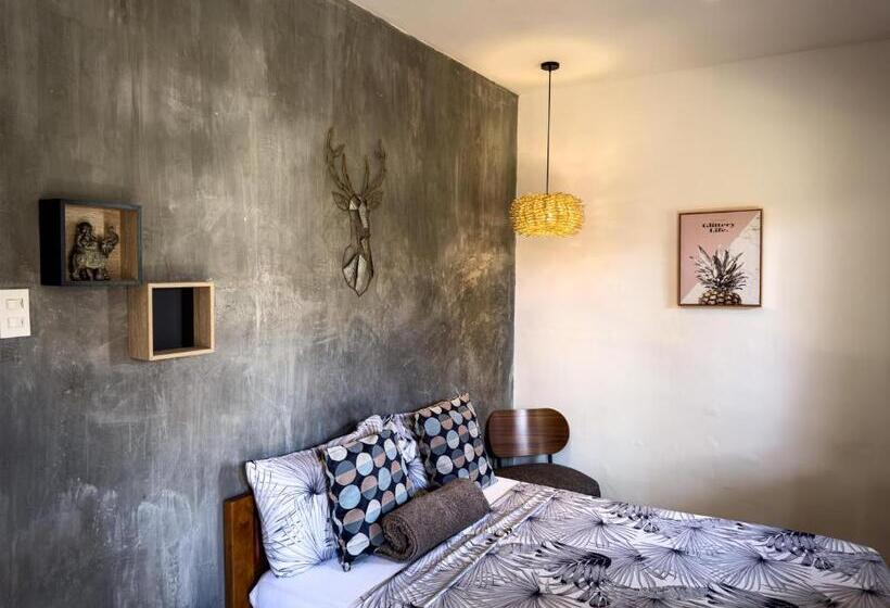 标准平房, Alona Pawikan