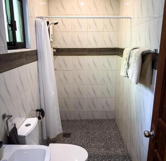 标准平房, Alona Pawikan