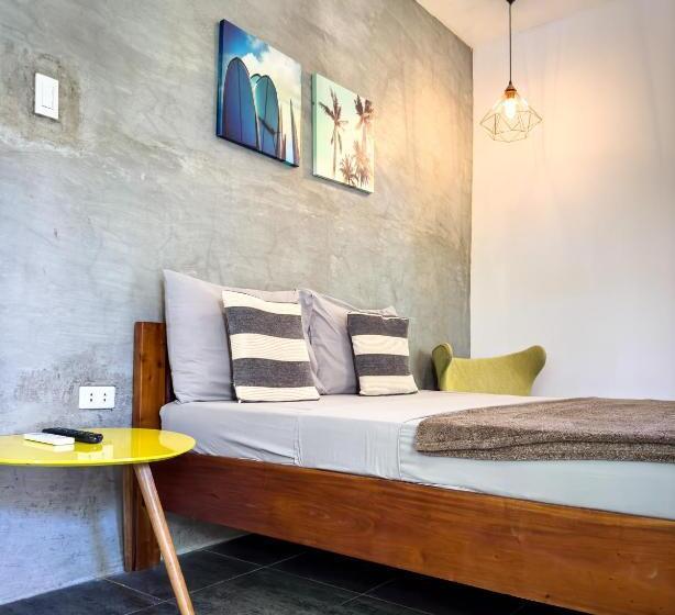 标准平房, Alona Pawikan