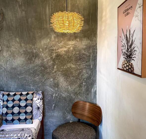 标准平房, Alona Pawikan