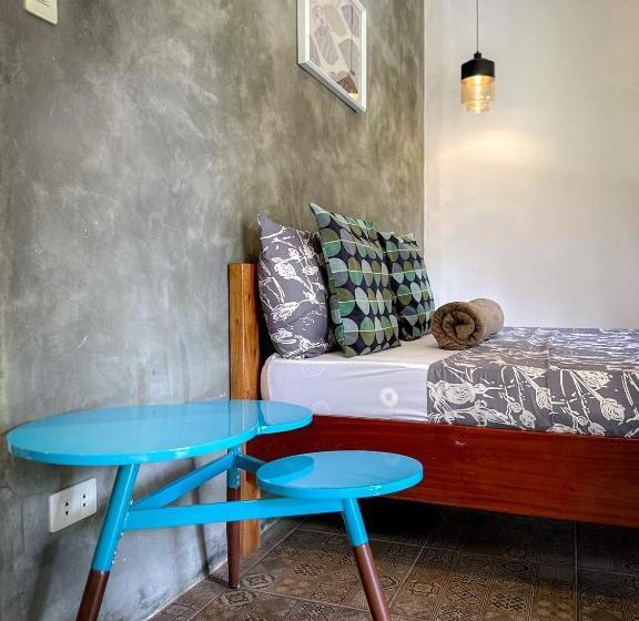 标准平房, Alona Pawikan