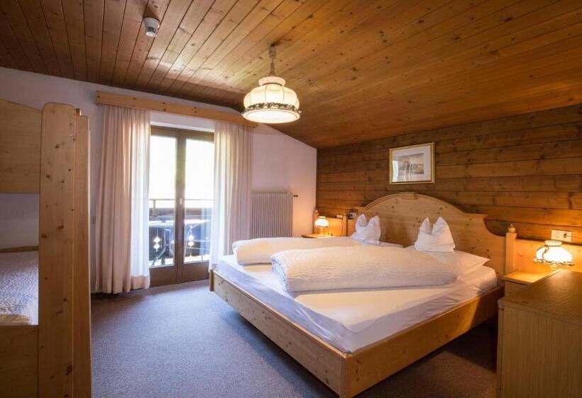 Четырехместный Номер Стандарт, Erika