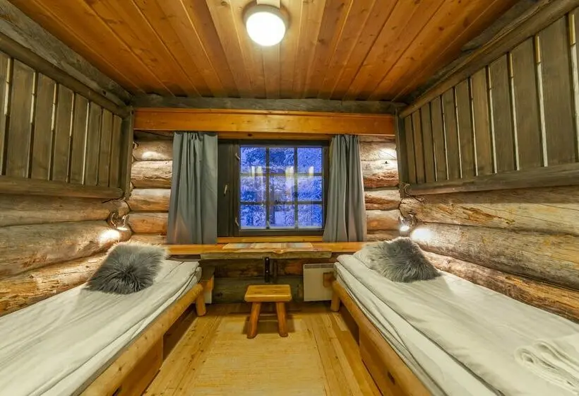 Neljän hengen Economy-huone jaetulla kylpyhuoneella, Kuukkeli Log Houses Porakka Inn