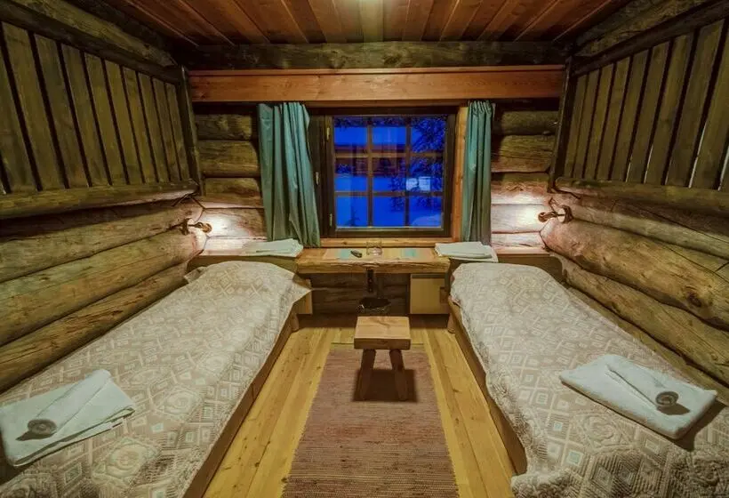 Neljän hengen Economy-huone jaetulla kylpyhuoneella, Kuukkeli Log Houses Porakka Inn