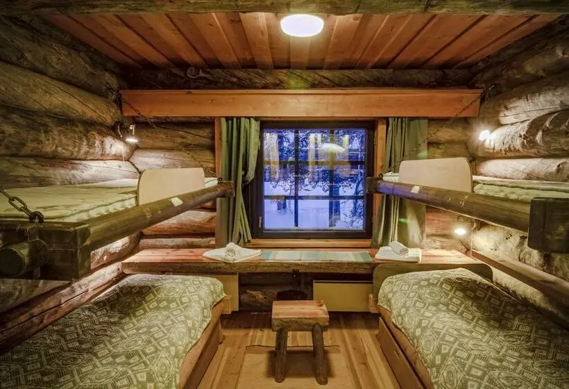 Neljän hengen Economy-huone jaetulla kylpyhuoneella, Kuukkeli Log Houses Porakka Inn