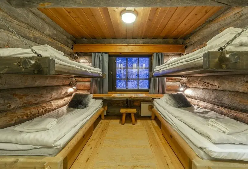 Neljän hengen Economy-huone jaetulla kylpyhuoneella, Kuukkeli Log Houses Porakka Inn