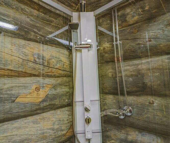 이코노미 쿼드러플룸(공용 화장실), Kuukkeli Log Houses Porakka Inn