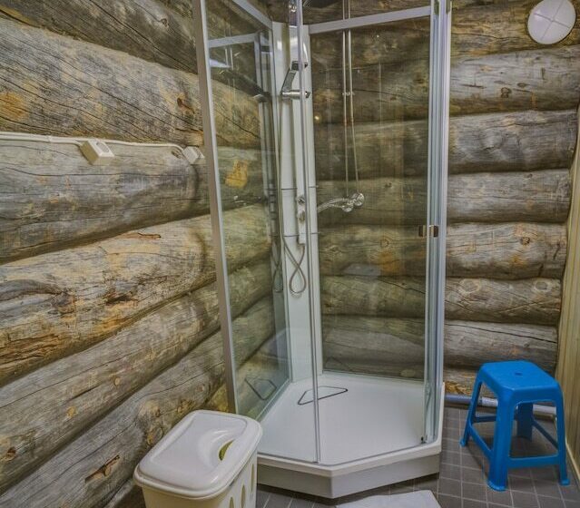 이코노미 쿼드러플룸(공용 화장실), Kuukkeli Log Houses Porakka Inn