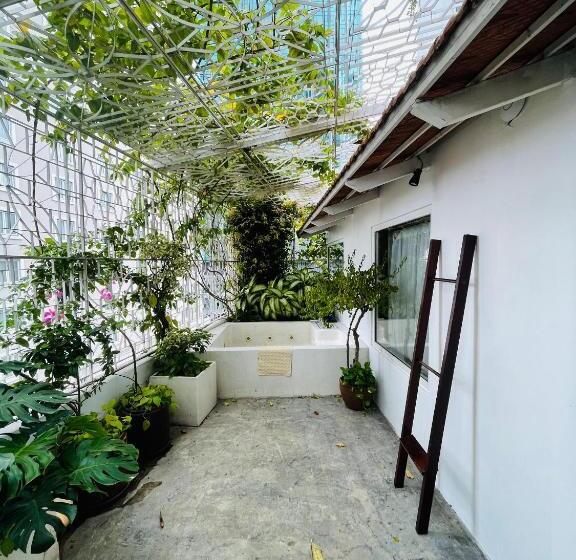 سوئیت با بالکن, The Myst Dong Khoi