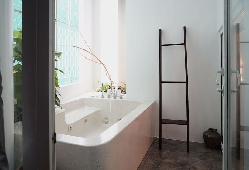 اتاق استاندارد با بالکن, The Myst Dong Khoi