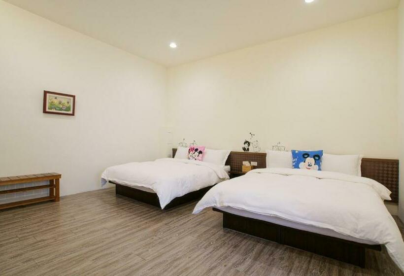 اتاق خانوادگی, Jamie Home Stay