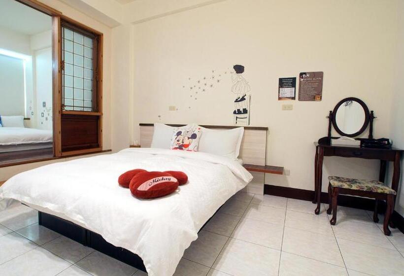 اتاق خانوادگی, Jamie Home Stay