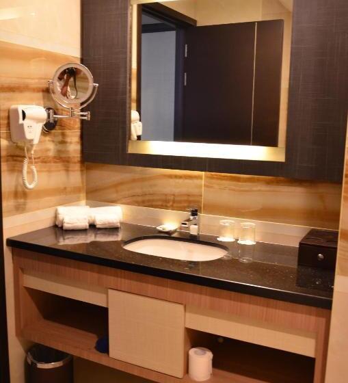 جناح جونيور, Nagoya Hill Hotel Batam