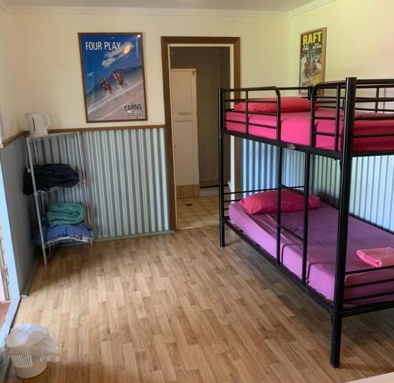 家庭间, Scotty S Mission Beach