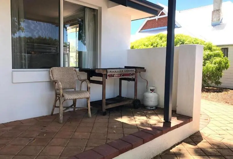 Perhehuone, Busselton Ithaca Motel