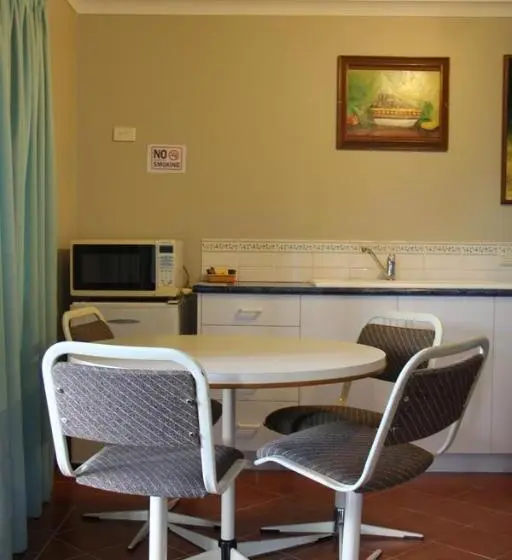 Perhehuone, Busselton Ithaca Motel