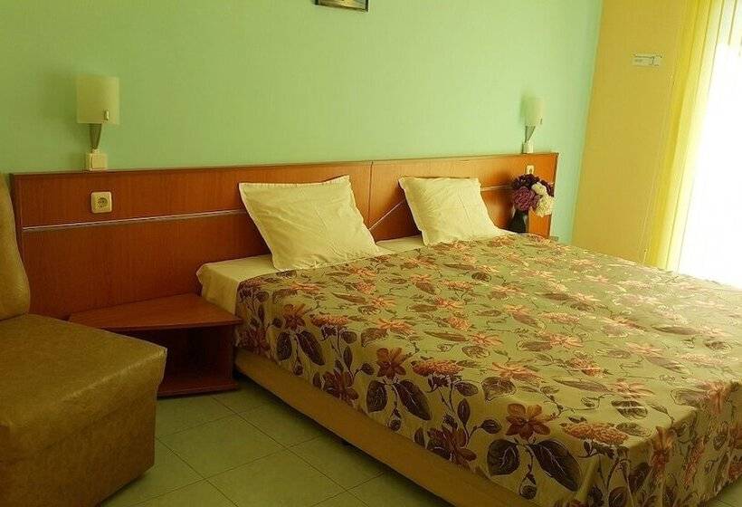 侧面海景标准三人间, Crystal